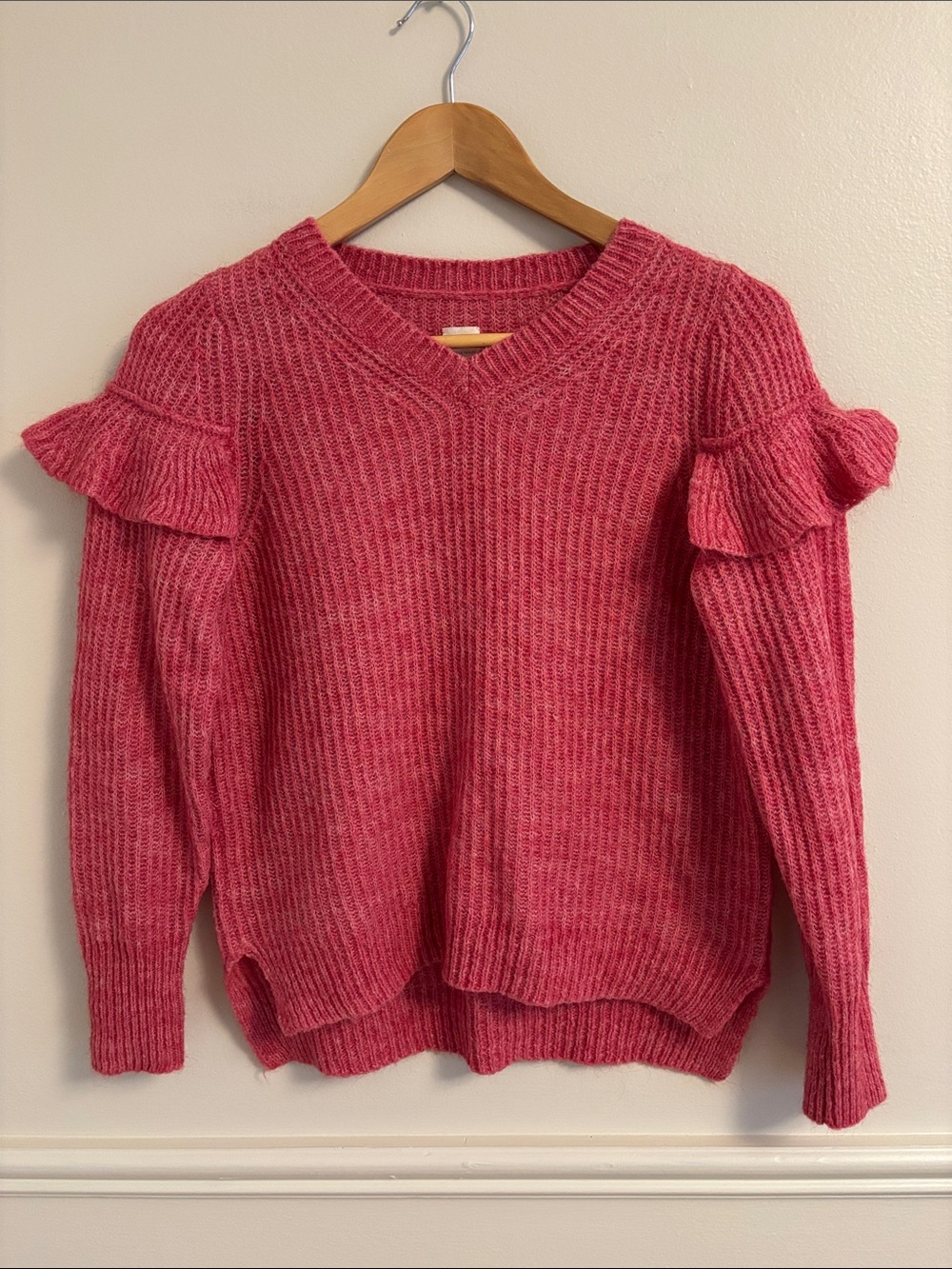 La Vie Rebecca Taylor Ruffle-Shoulder V-Neck Sweater in Pink